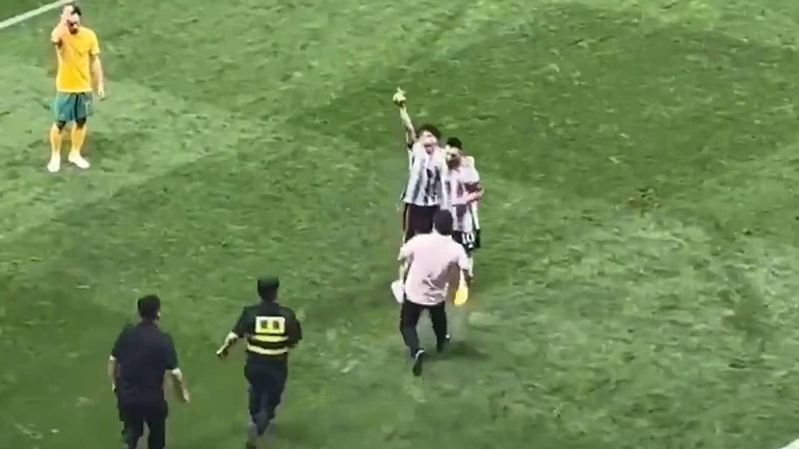 Clip thiếu niên chạy vào sân bóng ôm Messi và đập tay với thủ môn Martinez của Argentina