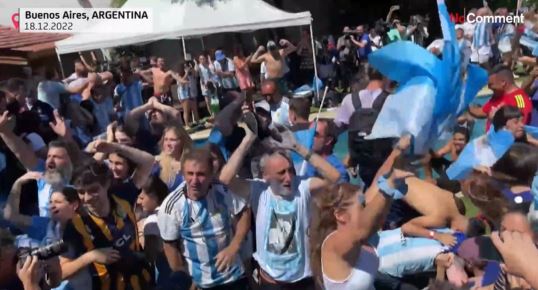 Clip người dân Argentina Mở Hội Ăn Mừng sau khi Messi cùng đồng đội Đăng Quang World Cup 2022
