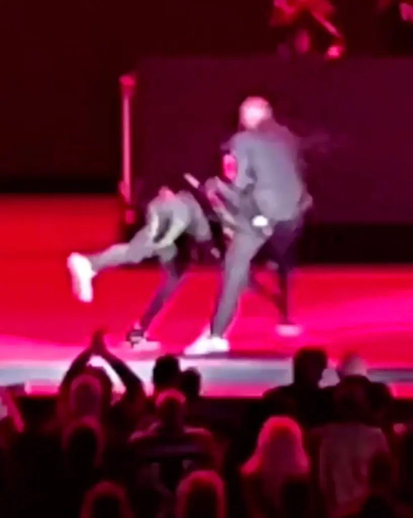 Clip Dave Chappelle scolded fans for this guest using his phone during his show, Video Dave Chappelle scolded fans, Video clip Dave Chappelle abruptly ends show, walks off stage after fan pulls out phone during Florida gig, Dave Chappelle, Hard Rock Live in Hollywood, Dave Chappelle Hard Rock Live in Hollywood, Chappelle is seen being attacked while performing on stage in Los Angeles, Hot news today, Post news hot today, Hot news today on the world, News hot today, Hot News Video, Video news hot, Shock news today, US today news, US news video today, US news today, STAND-UP COMEDY