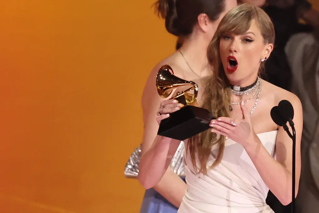 VIDEO Taylor Swift Wins 4th Album Of The Year at 2024 Grammys