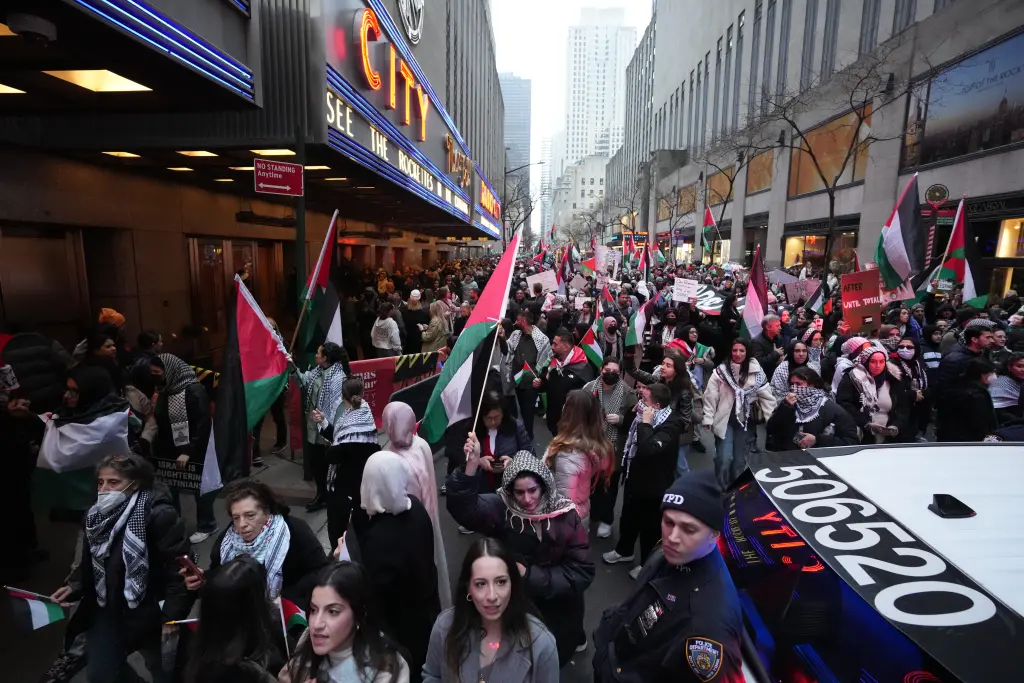 Video CLIP Pro-Palestinian protesters chant ‘Christmas is canceled’ while carrying blood-red mock Nativity scene through NYC