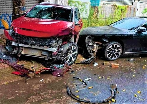 Clip người đàn ông dùng ô tô tông liên tiếp vào chiếc ô tô của vợ cũ ở Đak Lăk