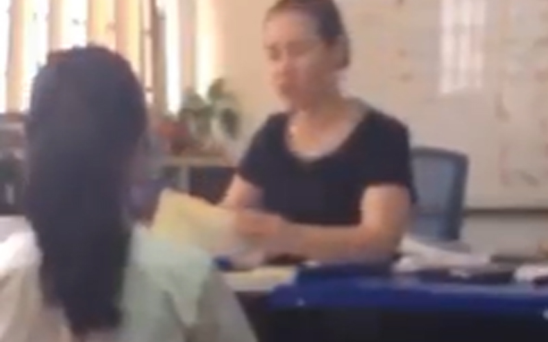 Xôn xao đoạn clip cô giáo liên tục cầm bút vụt vào mặt học sinh