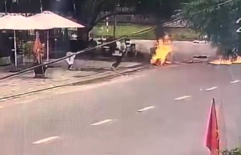 Clip Nghi Đánh Ghen Giữa Phố, một người bị tưới xăng châm lửa đốt giữa đường