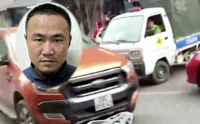Clip xe bán tải chạy trốn cảnh sát ở Hà Nội, đâm loạn xạ các phương tiện giao thông khác