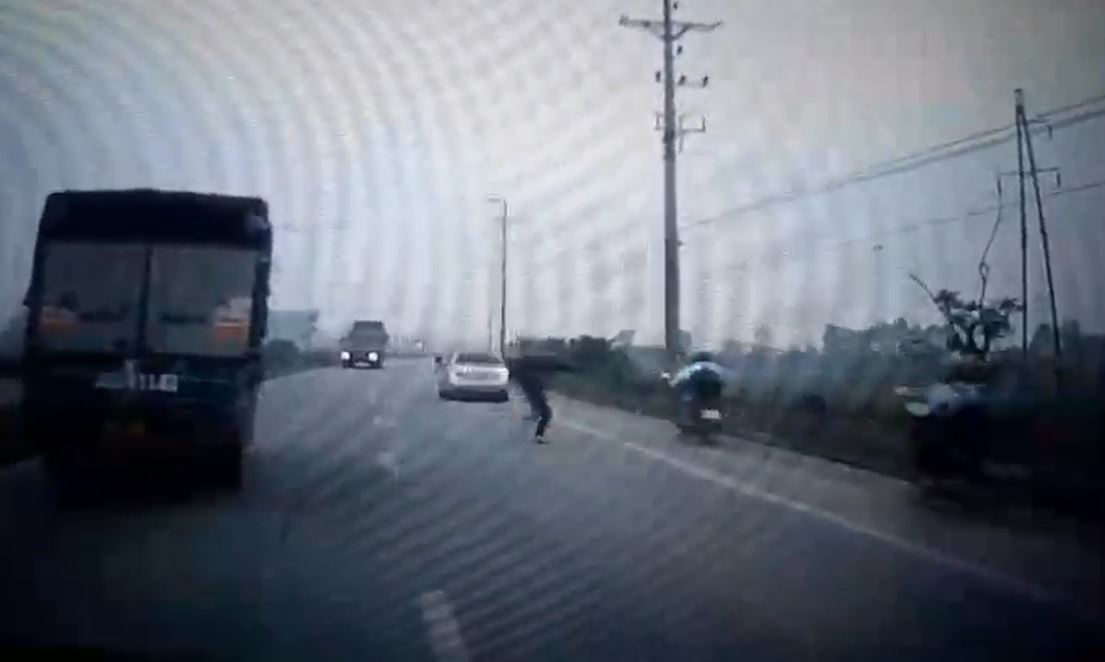 KINH HOÀNG Clip đối tượng vừa Ra Tù 10 ngày NGỔ NGÁO láo ra đường cướp xe máy của Nữ Sinh