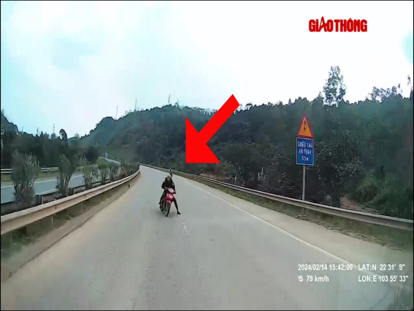 Video 4 thiếu niên đi ngược chiều trên cao tốc Nội Bài Lào Cai