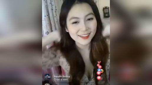 Cô giáo mầm non Trần Trân xinh nhất Việt Nam lộ hàng khi Livestream