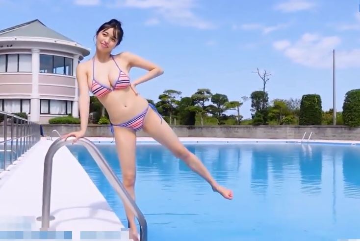Gái xinh Bikini Nhật Bản Ngực Căng Tròn Sexy Ở Bể Bơi NHÌN Nứng Không Chịu Nổi