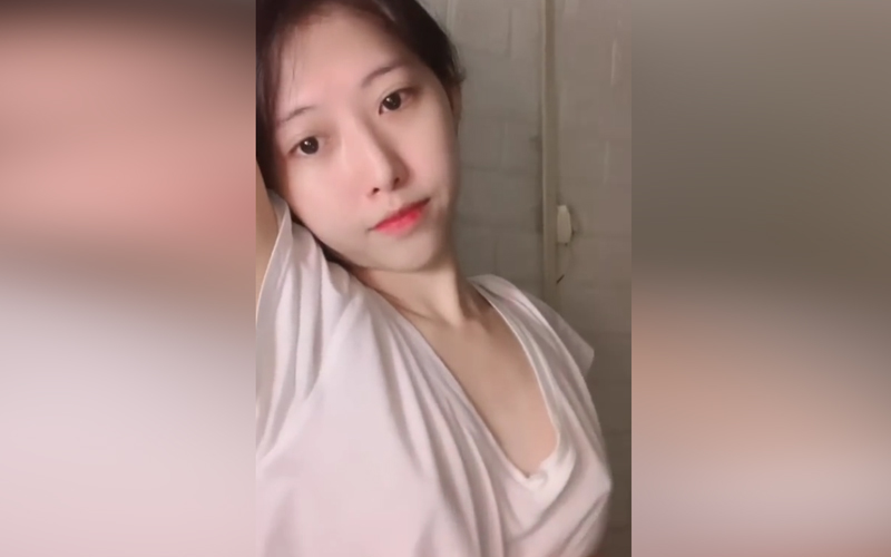 Clip Hot Girl Siêu Cute Thả Rông Khoe Núm Cực Dâm