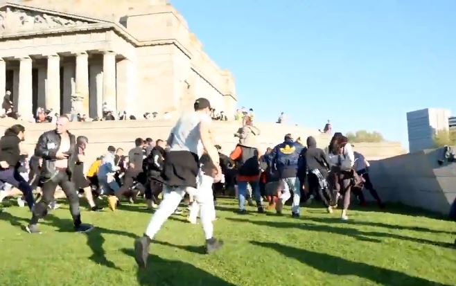 Raw footage of the final two minutes of the protest at the Shrine of Remembrance